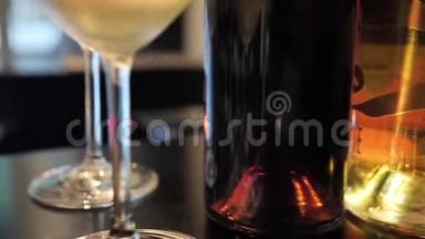 两杯香槟和不同颜色的葡萄<strong>酒展</strong>览在西班牙的酒吧空间